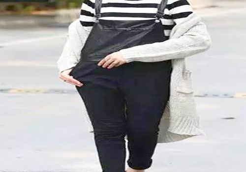 红色鞋子和粉色衣服搭配什么裤子