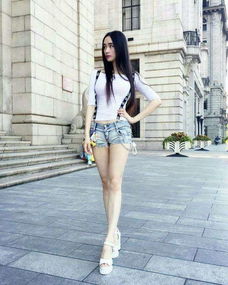 紧身吊带短裤搭配什么衣服