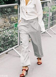 红色凉拖鞋怎么搭配衣服