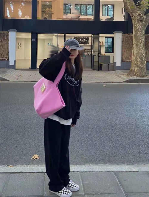黑色卫衣跟牛仔裤搭配什么衣服好看吗