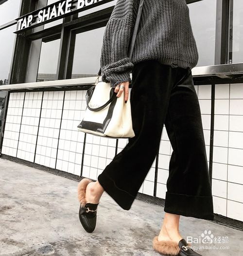 黑色金丝绒束腿裤怎么搭配衣服