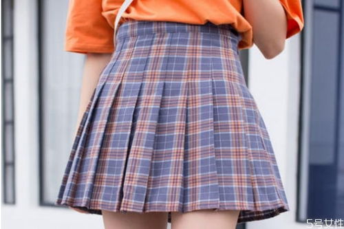 短格子裙子怎么搭配衣服鞋子