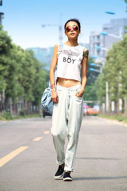蓝色牛仔包搭配衣服