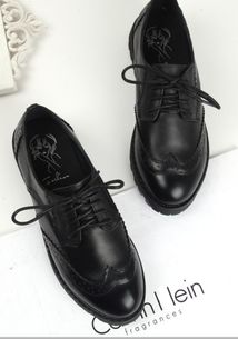 布洛克雕花女鞋搭配什么裤子衣服