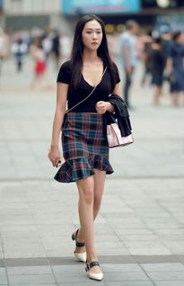 女生衣服短裙长袜搭配