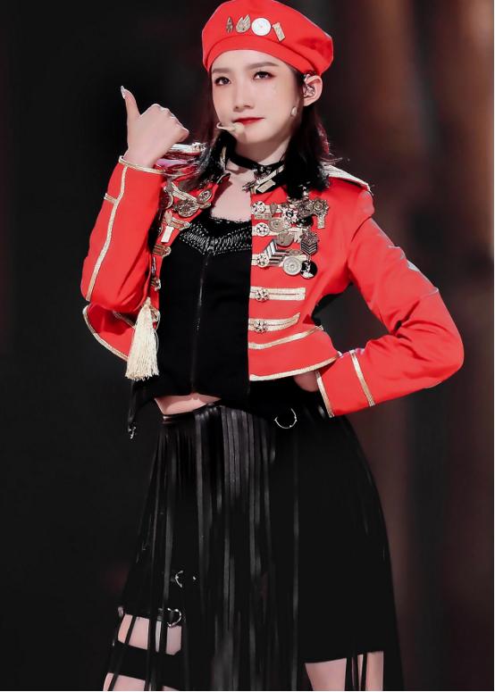 孟美岐橙色衣服搭配