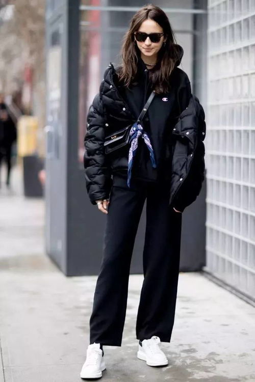 鸭舌帽羽绒服搭配什么衣服