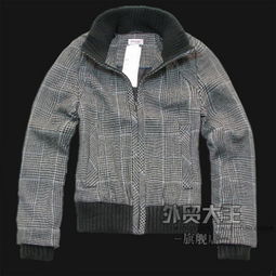 深灰色格子裤子搭配什么衣服好看