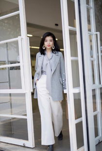 鲜艳的包难搭配衣服
