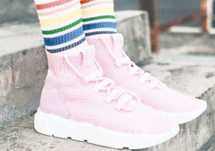 粉色跑鞋搭配什么衣服
