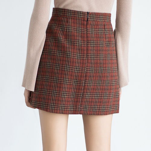 格子a字半身裙怎样搭配衣服