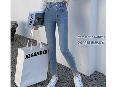 流行铅笔裤(女式裤子流行款铅笔裤)
