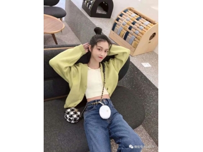 亮绿衣服搭配什么裤子好看
