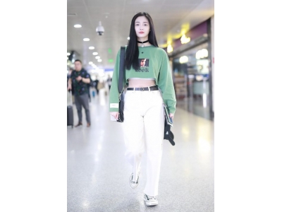 绿色背景搭配什么颜色的衣服