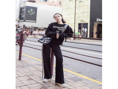女生白色运动裤的搭配什么衣服好看