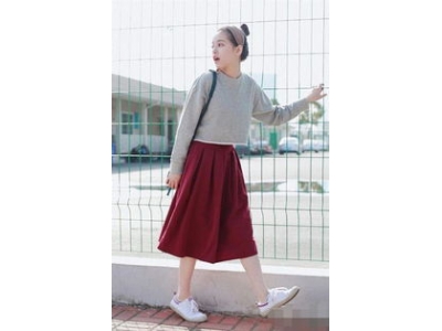 酒红色卫衣外面搭配什么衣服