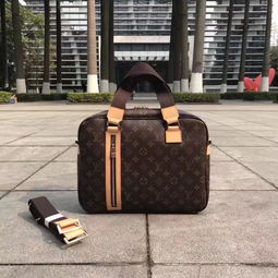 lv的斜挎包怎么搭配衣服