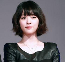 短发齐刘海衣服搭配衣服