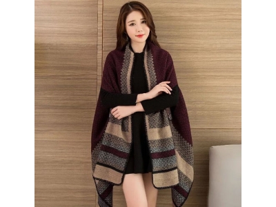 厚羊绒披肩搭配什么衣服好看