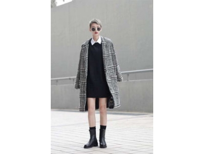 格子外套里面衣服怎么搭配