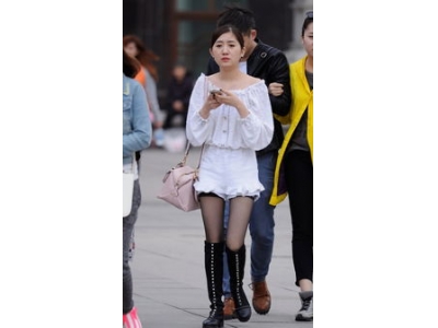 长筒靴白丝袜搭配衣服