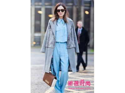 灰色皮外套怎么搭配衣服好看
