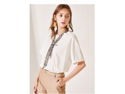 花丝巾的搭配什么衣服好看