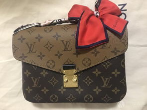Lv邮差包如何搭配衣服