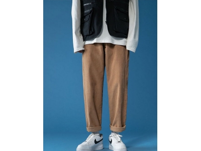 卡其色的裤子搭配什么颜色的衣服