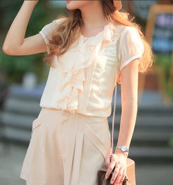 浅杏色的裤子搭配什么衣服好看