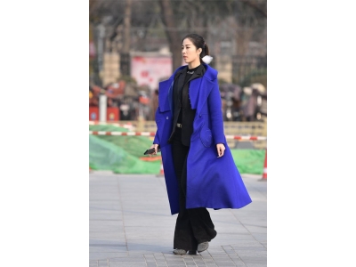 宝石蓝配黑衣服的搭配