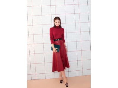 红色皮带如何搭配衣服