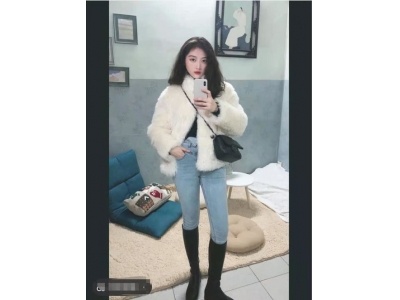 白色短皮草下身怎么搭配衣服好看