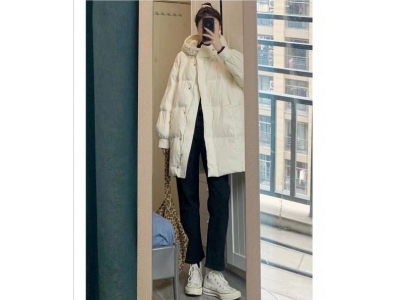 米色中长款羽绒服里面怎么搭配衣服好看吗