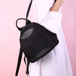 蓝色女包衣服搭配
