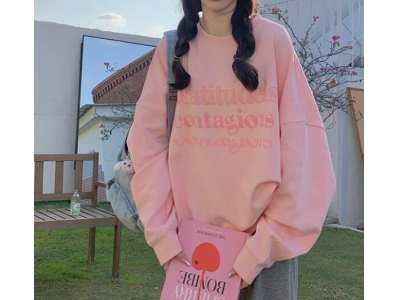 粉色卫衣搭配什么颜色外套好看？
