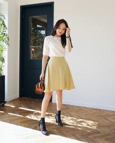 女孩连衣裙怎么搭配衣服(女生穿裙子的话怎么搭