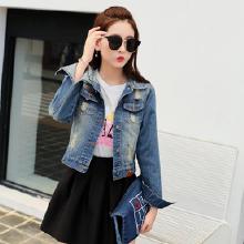 女秋装牛仔中长外套怎么搭配衣服(女生牛仔外套