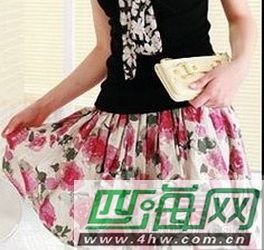 半身碎花裙怎么搭配衣服(半身花裙子配什么上衣