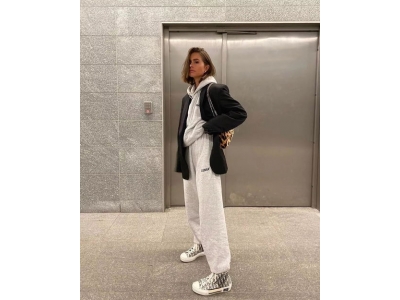 灰色搭配什么颜色打底衣服(浅灰色的外套陪什么