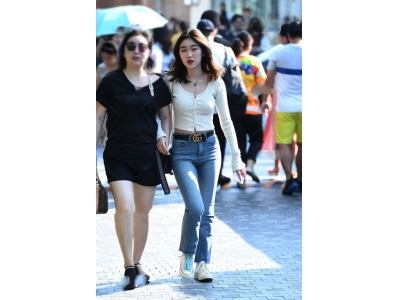 长款白色开衫针织搭配什么衣服(白色中长开衫如