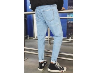 浅蓝色牛仔哈伦裤搭配什么衣服好看(牛仔哈伦裤