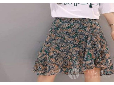 半身裙碎花裙搭配衣服(碎花半身裙配什么上衣