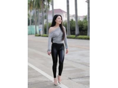 女生黑色打底裤怎么搭配衣服(黑色打底裤搭配什