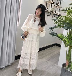 黑白波点蛋糕裙搭配什么衣服(黑色波点裙子搭配
