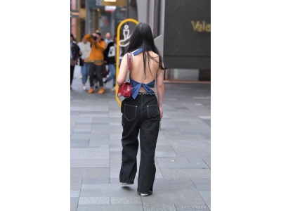 条纹无袖的衣服怎样搭配衣服裤子(条纹衣服配什