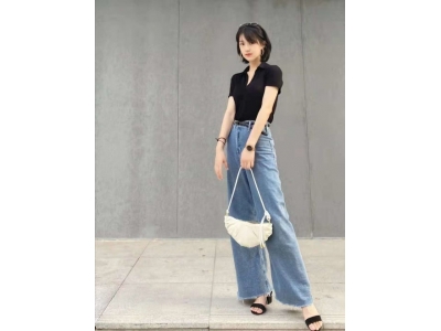 黑衣服搭配浅蓝色裤子