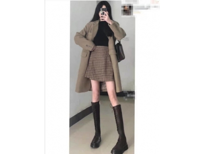 卡其色格子短裙搭配什么衣服