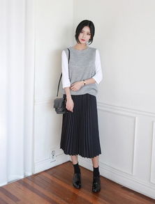 灰色毛线马甲搭配什么衣服