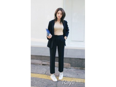 深蓝色衣服搭配什么裤子女